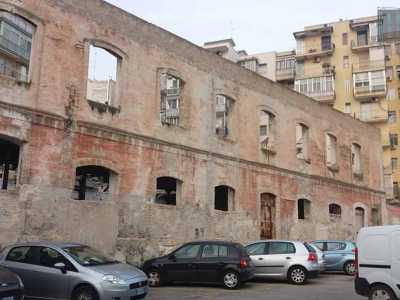 Il suo colore terra cotta appare sbiadito e come per l�abbazia di Galgano, � �a cielo aperto�, visto che il tetto non � pi� presente